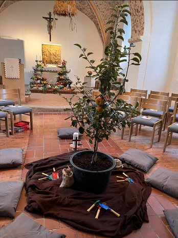 ApfelbaumKirche.jpg